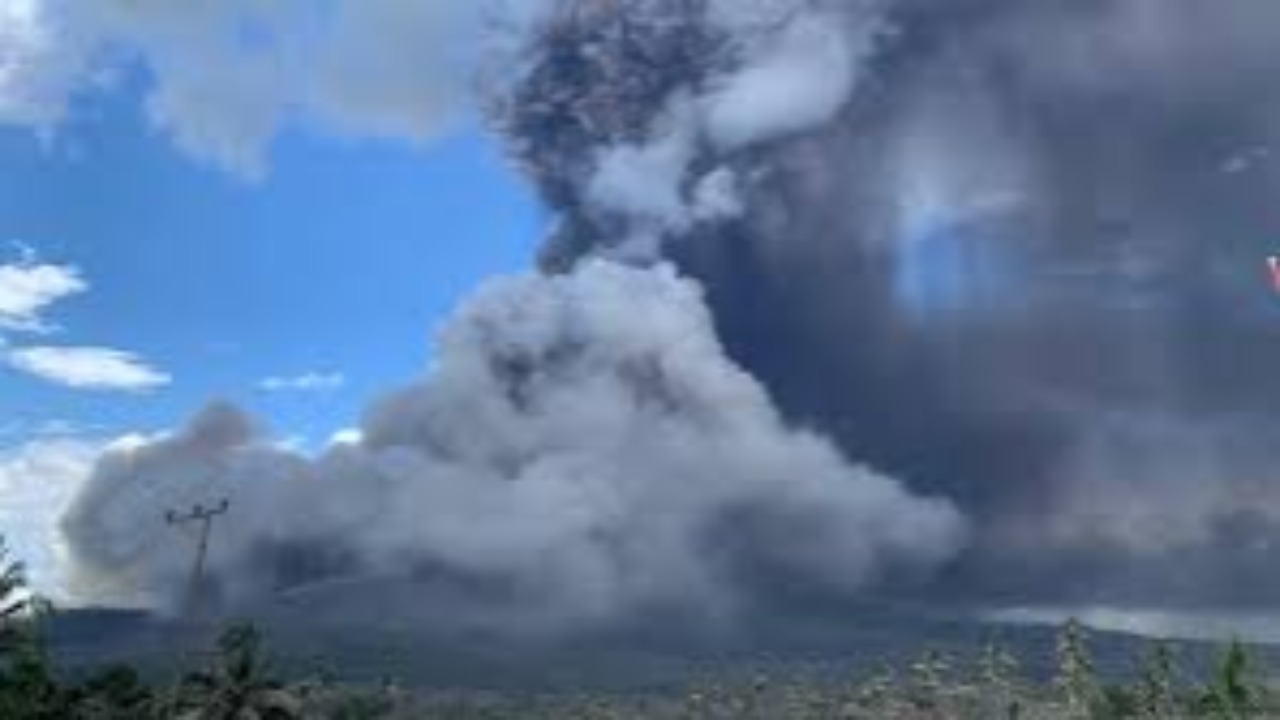 "Awan Panas di Atas Flores: Cerita Erupsi Lewotobi Laki-Laki"
