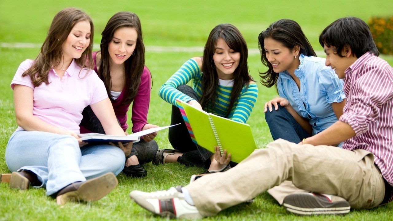 Takut Terjebak Pergaulan Negatif? Ini 5 Tips Memilih Teman Kuliah yang Tepat